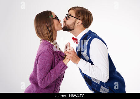 Schüchtern Geek paar küssen Stockfoto