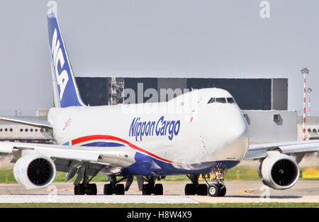 Nippon Cargo Airlines (NCA), Boeing 747-800 in Mailand - Malpensa (MXP / LIMC) Italien Stockfoto