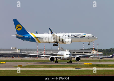 Ukraine International Airlines Boeing 737 Next Gen, Mailand - Malpensa (MXP / LIMC) Italien Stockfoto