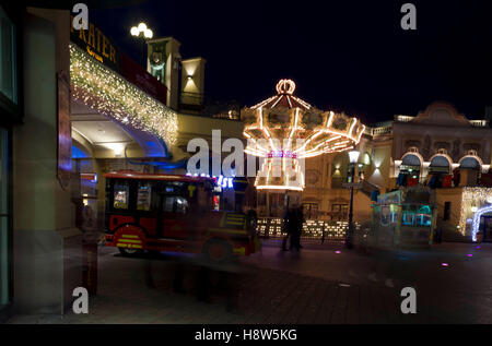 Wien, Österreich - 31. Dezember 2015: Menschen bei Nacht am Prater in Wien, Österreich Stockfoto