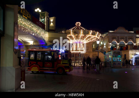 Wien, Österreich - 31. Dezember 2015: Menschen bei Nacht am Prater in Wien, Österreich Stockfoto