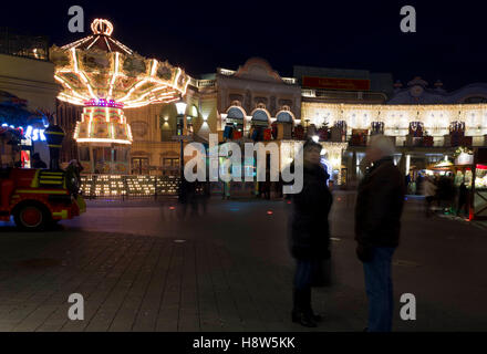 Wien, Österreich - 31. Dezember 2015: Menschen in der Nacht im Prater Vergnügungspark in Wien, Österreich Stockfoto