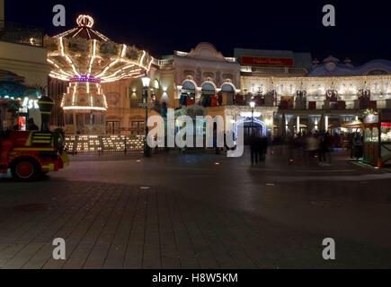 Wien, Österreich - 31. Dezember 2015: Menschen bei Nacht am Prater in Wien, Österreich Stockfoto