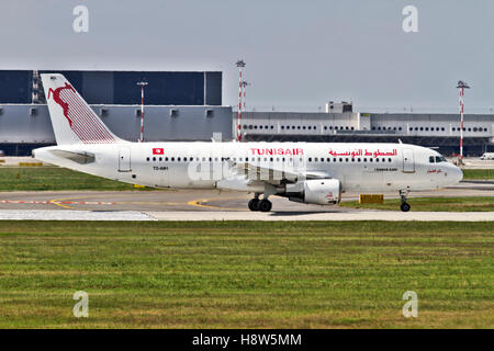 Tunisair Airbus A320 in Mailand - Malpensa (MXP / LIMC) Italien Stockfoto