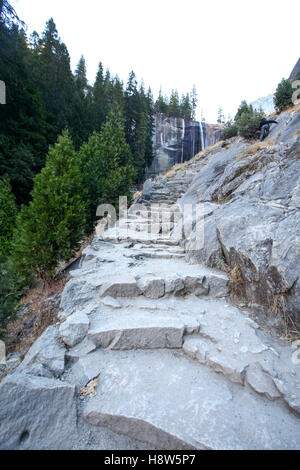 Falls Trail auf dem Weg zum Felsen klettern Half Dome im Yosemite-Nationalpark, Kalifornien USA Stockfoto