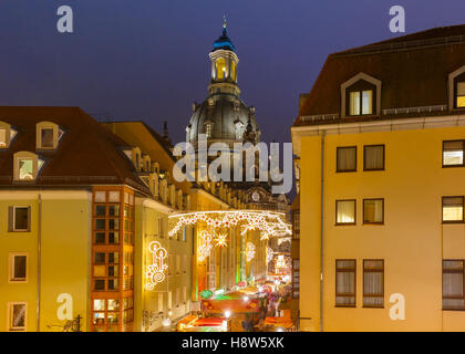 Weihnachten-Straße in der Nacht in Dresden, Deutschland Stockfoto