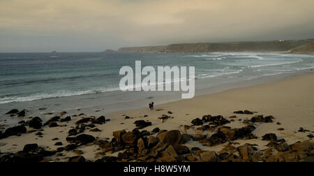 Sennen Cove, Blickrichtung Cape Cornwall, mit Meer Nebel über das Land. Stockfoto