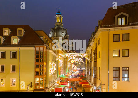 Weihnachten-Straße in der Nacht in Dresden, Deutschland Stockfoto