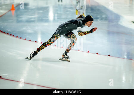 männlicher Eisschnellläufer auf Eisbahn im Pokal im Eisschnelllauf Sprint Stockfoto