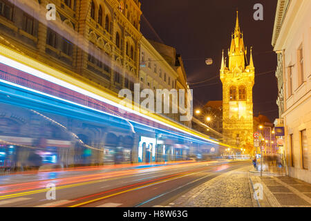 Leuchtende Spur von der Straßenbahn in Prag, Tschechien Stockfoto