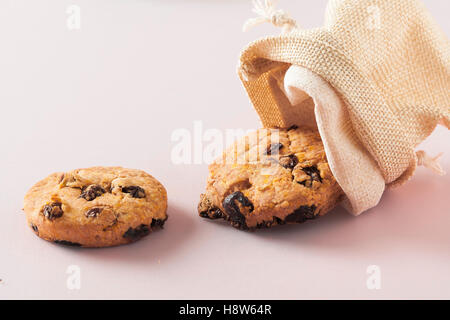 Zwei Schokoladenkekse mit Tasche auf weißem Hintergrund Stockfoto