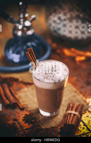 Chai-Tee mit Milch, Honig und exotische spieces Stockfoto