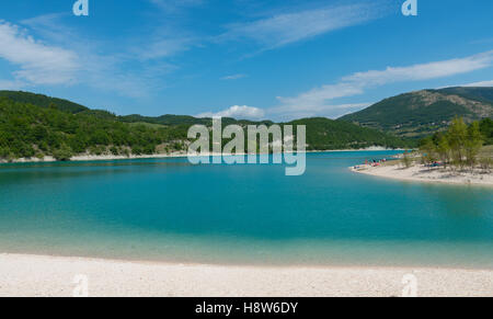 MACERATA, Italien - AUGUST 19: undefined Menschen am Strand von Fiastra Stausee am august 19, 2016 in Macerata - Italien Stockfoto