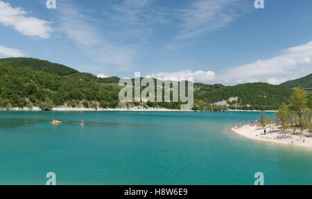 MACERATA, Italien - AUGUST 19: undefined Menschen am Strand von Fiastra Stausee am august 19, 2016 in Macerata - Italien Stockfoto