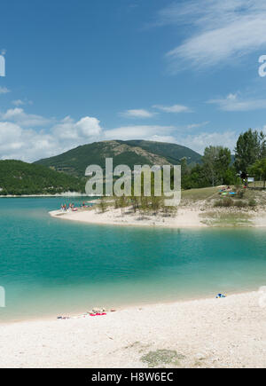 MACERATA, Italien - AUGUST 19: undefined Menschen am Strand von Fiastra Stausee am august 19, 2016 in Macerata - Italien Stockfoto