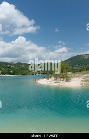 MACERATA, Italien - AUGUST 19: undefined Menschen am Strand von Fiastra Stausee am august 19, 2016 in Macerata - Italien Stockfoto