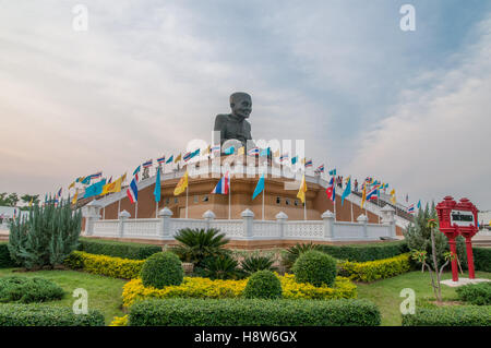 Skulptur des verehrten buddhistischen Mönch Luang Pu Thuat am Wat Huay Mongkol in Hua Hin Thailand Stockfoto