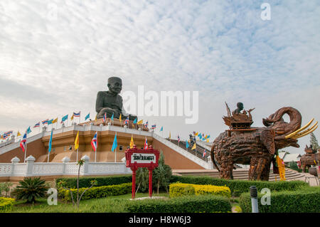 Skulptur des verehrten buddhistischen Mönch Luang Pu Thuat am Wat Huay Mongkol in Hua Hin Thailand Stockfoto