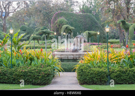 Der Garten des historischen Eisenbahn-Hotels in Hua Hin Thailand derzeit bekannt als Centara Grand Beach Resort & Villen Stockfoto