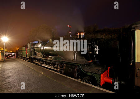 Nacht Szene in Shropshire Touristenattraktion Severn Valley Railway als Dampflok 7812 Passagiere in Bridgnorth Station erwartet nach Einbruch der Dunkelheit Stockfoto