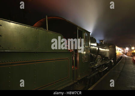 Nacht Szene in Shropshire Touristenattraktion Severn Valley Railway als Dampflok 7812 Passagiere in Bridgnorth Station erwartet nach Einbruch der Dunkelheit Stockfoto