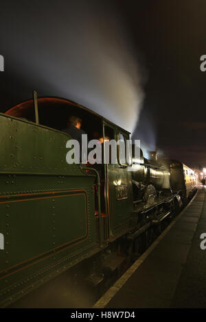 Nacht Szene in Shropshire Touristenattraktion Severn Valley Railway als Dampflok 7812 Passagiere in Bridgnorth Station erwartet nach Einbruch der Dunkelheit Stockfoto