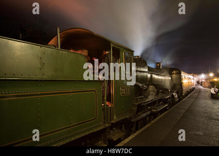 Nacht Szene in Shropshire Touristenattraktion Severn Valley Railway als Dampflok 7812 Passagiere in Bridgnorth Station erwartet nach Einbruch der Dunkelheit Stockfoto