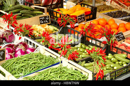 Gemüse auf dem Display in Französisch öffnen Luftverkehrsmarkt. Stockfoto