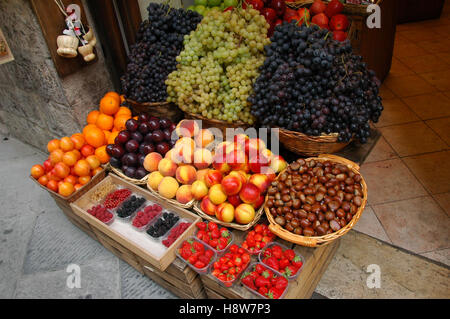 Obst-Display vor einem Markt in Siena, Italien. Stockfoto