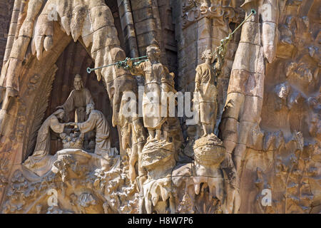 Details der Fassade der Basilika Sagrada Familia in Barcelona Stockfoto