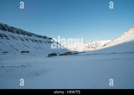 Polar Winter in Nybyen, Longyearbyen, Spitzbergen. Blick auf Nybyen und Platåberget. Stockfoto