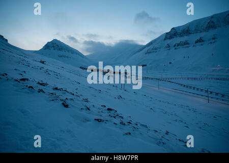 Arktischer Winter in Longyeardalen, Straße mit umliegenden Bergen zwischen Longyearbyen und Nybyen. Longyeardalen, Svalbard, Spitzbergen Stockfoto