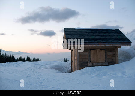 Winterliche Abendstimmung in Meribel Trois Vallees Frankreich einsamen Hütte in der Abendstimmung Meribel Frankreich Stockfoto