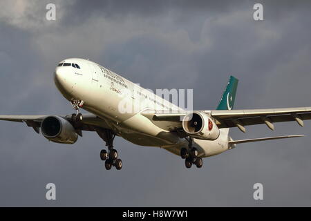 Pakistan International Airlines Airbus A330-300 4R-ALN in London Heathrow Flughafen, Großbritannien Stockfoto