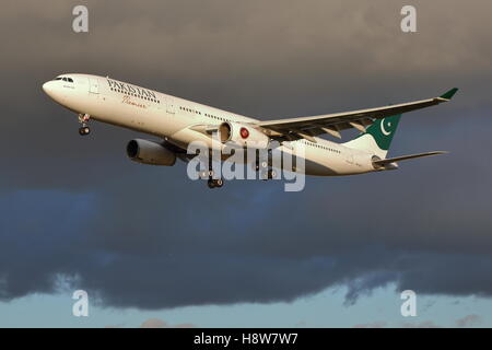 Pakistan International Airlines Airbus A330-300 4R-ALN in London Heathrow Flughafen, Großbritannien Stockfoto