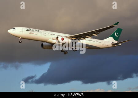 Pakistan International Airlines Airbus A330-300 4R-ALN in London Heathrow Flughafen, Großbritannien Stockfoto