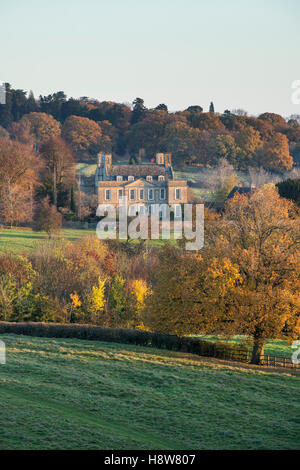 Bourton Haus im Herbst bei Sonnenaufgang. Bourton auf dem Hügel, Cotswolds, Gloucestershire, England. Stockfoto