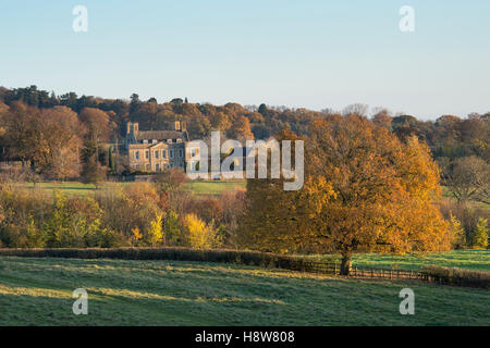 Bourton Haus im Herbst bei Sonnenaufgang. Bourton auf dem Hügel, Cotswolds, Gloucestershire, England. Stockfoto