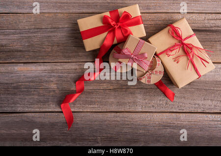 Geschenk-Boxen auf Holzbrettern. Stockfoto