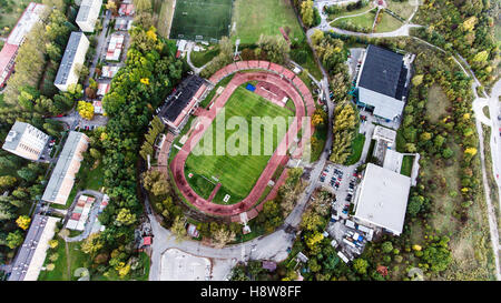 Luftaufnahme des Fußballstadions in der Stadt Banska Bystrica, Slowakei Stockfoto