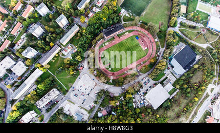 Luftaufnahme des Fußballstadions in der Stadt Banska Bystrica, Slowakei Stockfoto