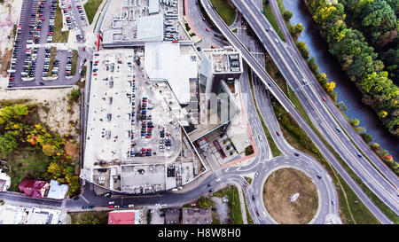 Luftaufnahme, Gebäude, Parkplätze und Autobahn Durchreise durch die Stadt Stockfoto