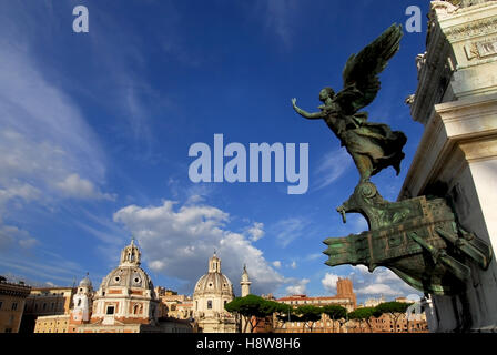 Blick auf den Trajan Forum Twin Kirchen der Jungfrau Maria aus Vittoriano (Altar der Nation) Denkmal, mit alten Siegessäule Stockfoto