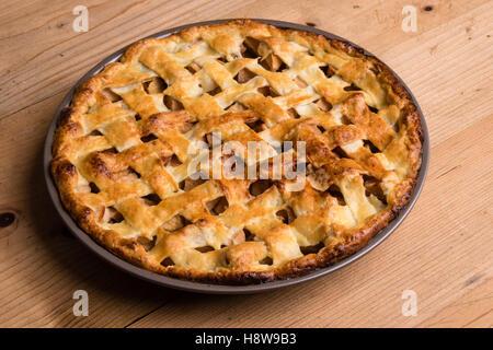 Gebackene frische Apfelkuchen auf Holztisch Stockfoto