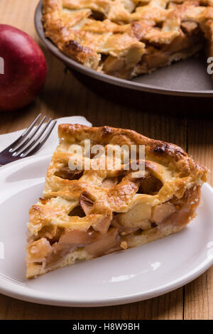 leckere Apfelkuchen Slice auf weißen Teller Stockfoto