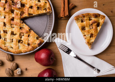 leckere Apfelkuchen Slice auf weißen Teller Stockfoto