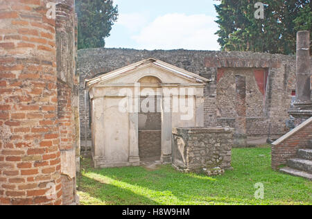 Purgatorium der Tempel der Isis, umgeben von Steinsäulen und zerstörten Mauern, Pompeji, Italien. Stockfoto