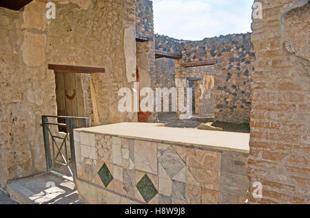 Die freien antiken Thermopolium (Restaurant oder Café) mit dem Marmor Zähler, Pompeji, Italien. Stockfoto