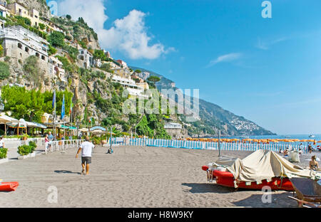 Der Spaziergang entlang der Marina Grande, liegen am Fuße der steilen Felsen mit Villen, Hotels und Cafés von Positano Stockfoto