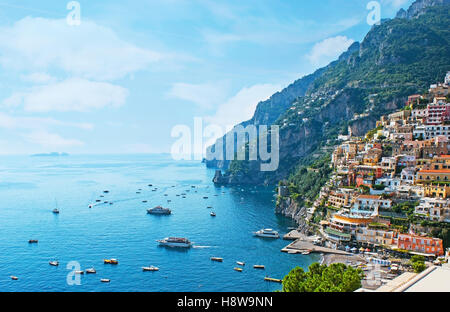 Eines der besten Resorts Italiens mit alten bunten Villen am Steilhang, schöner Strand, zahlreiche Yachten und Boote im Hafen Stockfoto